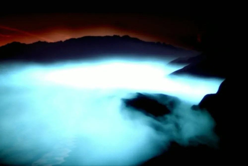2. The Fog, the fog is sweeping inland